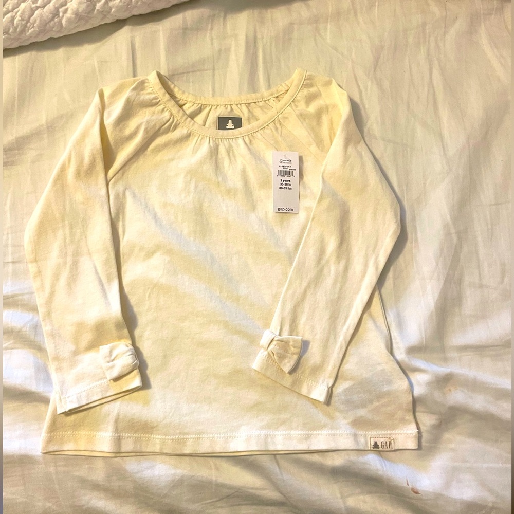 NWT Ivory Gap 2 toddler top with little bow on each wrist